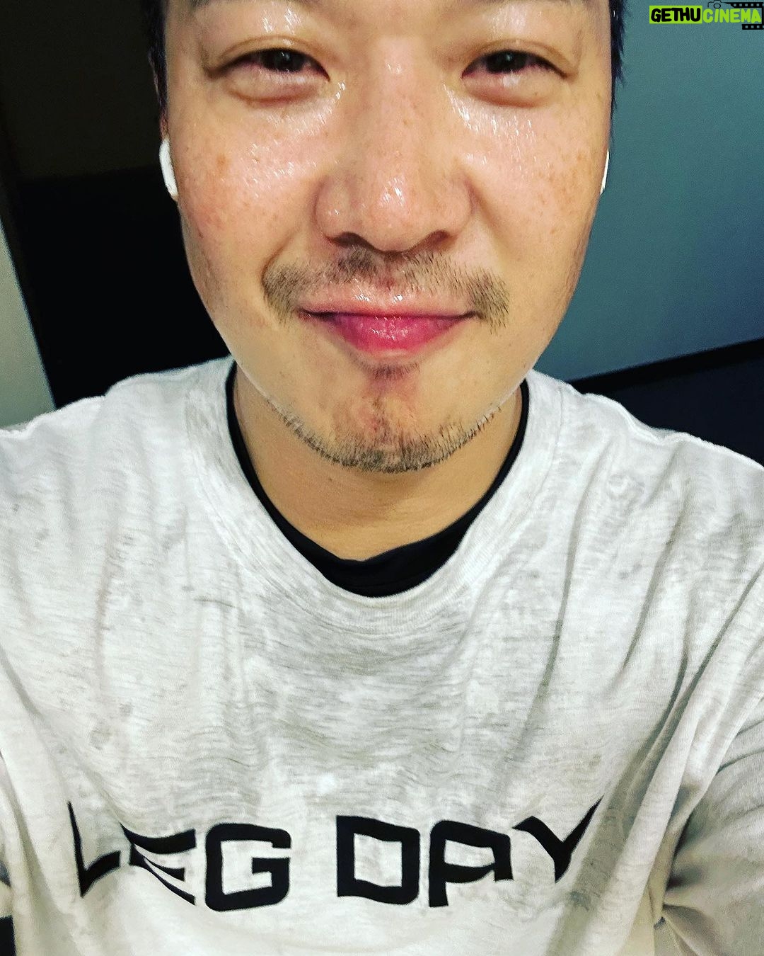 Haha Instagram - 어제 지방촬영와서 새벽에 녹화 끝내고 아침에 꾸역꾸역 일어나 운동했다! 내가 멋진남자가 된 기분이야! 이 모든게 @kjk76 종국형이 준 바로 #ironstein 덕이다! 사랑해 우리형!❤️❤️❤️