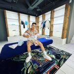 Haha Instagram - adidas culture Showroom! 좀 늦게 올렸지만~ 너무 감사했던날… 호연씨도보고 드림이 최애 원슈도보고~ 여튼 하디다스 아디다스 체고! 야만!! 진짜 최애공간! 내 티셔츠 어디간겨!! 그리고 그날 저땜에 고생하신 멋진 빡빡이형에게 감사를~^^ 항상 고마운 스테파니에게도 야만! #아디다스 #머리물뿌려 #야만