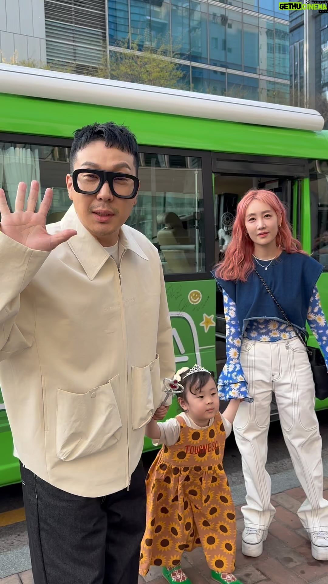 Haha - 285.2K Likes - 지금 상암mbc광장으로 오세요!
하하버스 첫방 이벤트! 커피차 쏩니다!!
🚌❤️