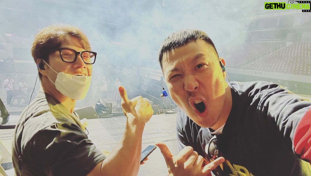 Haha - 116.9K Likes - 사랑하는 @kjk76 우리형 💪
생일을 너무너무 축하해여~ !❤️❤️
#우리형내동생#크로스#401정육식당#생일축하해요