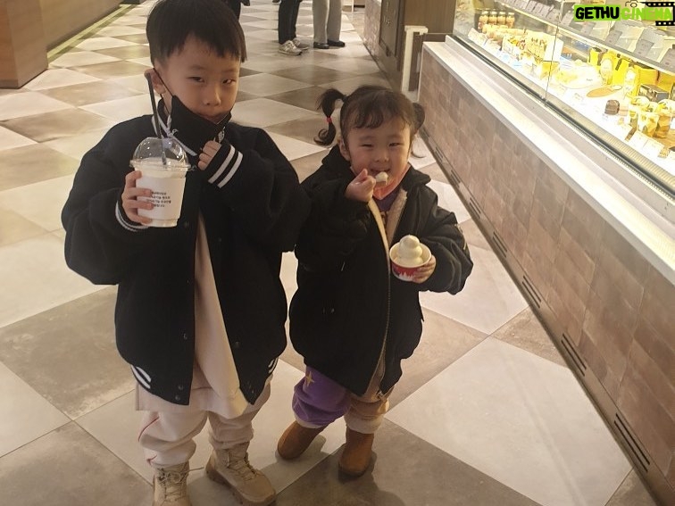 Haha - 111.3K Likes - 새해복 마니 받으세요!!! 정말 감사했었고 힘든 한해였는디.. 또 그럴것같아요!! 사랑합니다!!! 이 글 보신 모든분들!! 남들보다 훨씬더 복 받으세요!!!!!❤️❤️🔥🔥🔥🔥