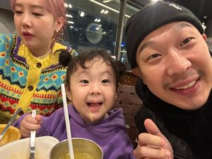 Haha Instagram - 새해복 마니 받으세요!!! 정말 감사했었고 힘든 한해였는디.. 또 그럴것같아요!! 사랑합니다!!! 이 글 보신 모든분들!! 남들보다 훨씬더 복 받으세요!!!!!❤️❤️🔥🔥🔥🔥