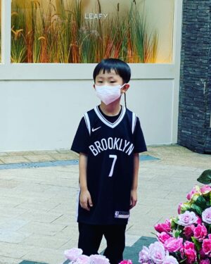Haha Instagram - 코비형.. 잘지내시져? 
넷플보다가 눈물이 왈칵 쏟아졌어요…
왜 최고위에 최고인지.. 
하.. 형님 따님과 함께 잘지내고계세요~ 
언젠가는 뵙겠죠~ 정말 보고싶습니다.. 
맘바포에버! 코비!!
🔥🔥
#코비#kobe#24#mamba#forever#❤️#🏀