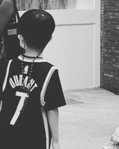 Haha Instagram - 코비형.. 잘지내시져? 넷플보다가 눈물이 왈칵 쏟아졌어요… 왜 최고위에 최고인지.. 하.. 형님 따님과 함께 잘지내고계세요~ 언젠가는 뵙겠죠~ 정말 보고싶습니다.. 맘바포에버! 코비!! 🔥🔥 #코비#kobe#24#mamba#forever#❤️#🏀