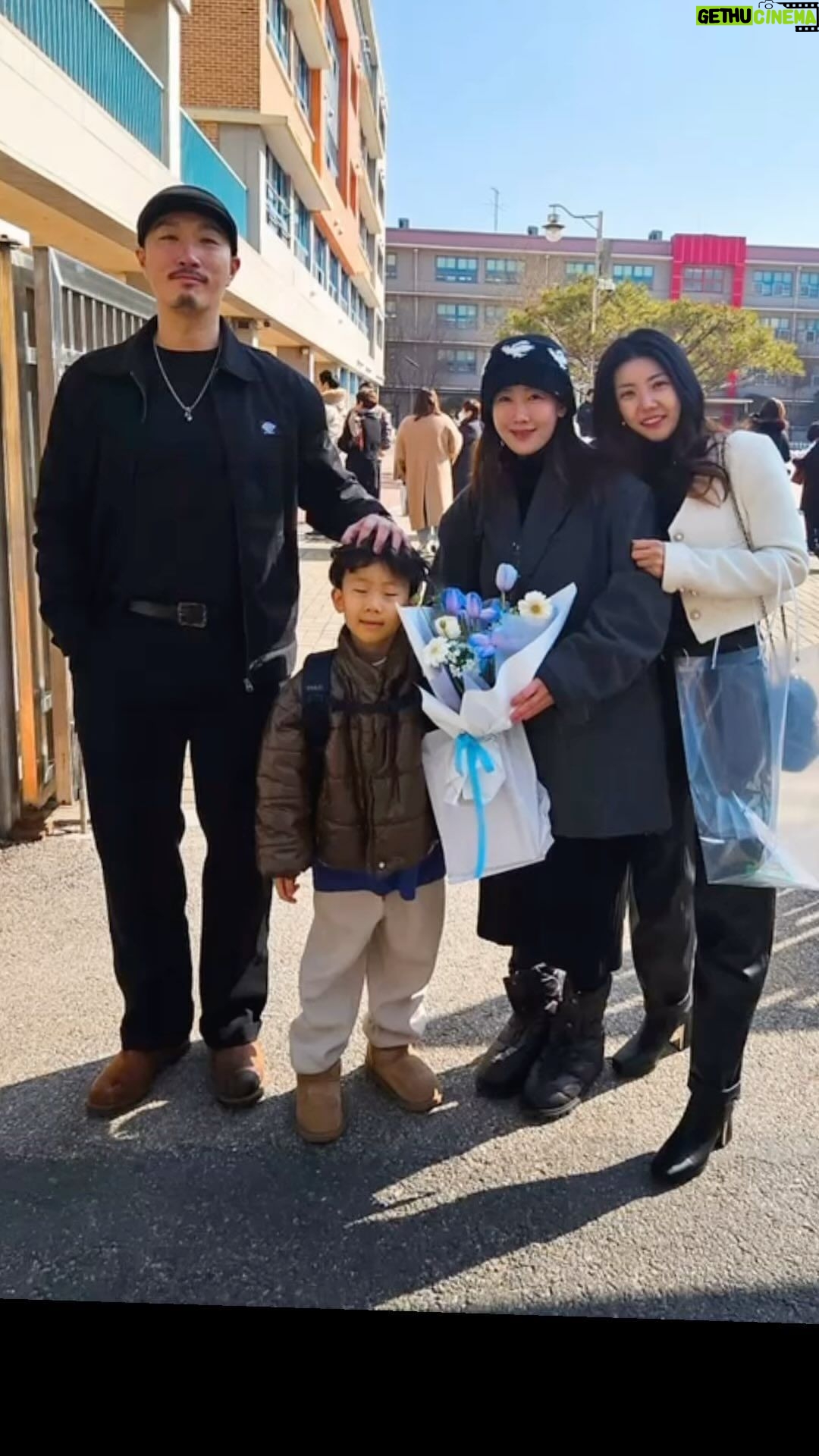 Haha - 63.2K Likes - .
아빠없는 입학식!
소울아 축하해!
런닝맨 녹화라 참석 못했어..
아빠 무섭다~~ 진짜 정말 이렇게 빨리 크는구나!
우리 둘째 2호 사랑해! 잘할게!!
아무거나 하고 싶은거 다해~~~!!
짜증내서 미안해.. ㅠㅠ 너무 사랑하는데..ㅠㅠ
우리 소울이 나중에 커서 한잔 하면서 회포풀자!
아빠가 부족해서 미안해..
그리고 근식이 쏘쏘!!
너무 고맙다.. 초대도 안한 입학식을 오다니!! 사랑햐!!❤️❤️❤️❤️
@quanjamal @ssosso1202
##눈감고나온서진이진짜추억이지!