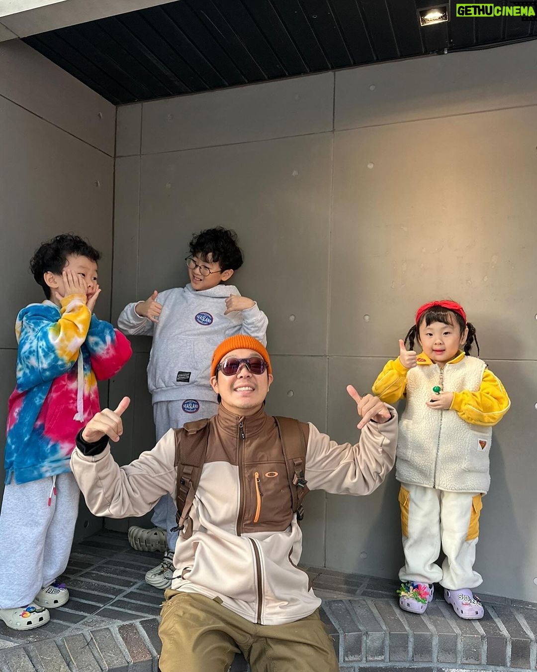 Haha Instagram - 원래 오클리가 좋았지만~ (특히,클래식 선그라스! 내돈내산!내건 구하는게 쉽지않아여~ 90년대 제품이여서요~ 어렵게 구하는거에요.. 야만야만 우리 마누라는 저팔계 안경이라고 부르지만 그 시대에선 패션 잇템이였어요! 역시 유행은 돌고도나 보네요~ ㅎㅎㅎㅎㅎ 그리고 전 특히 로드맨이 착용했던걸 조아해요~❤️) 이번에 오클리에서 절 잘봐 주셔서 잔뜩 보내주셨네요! 실제로 전 오클리 쇼핑을 자주해요~ 제 선그리 문의하시는 분들도 많으셔서 나중에 한번 오클리 선글라스 정보 한번 쫙 풀게요~~^^ 여튼. 밀리터리룩(아메리칸 스나이퍼 느낌?)비스무리하게 흉내내려다.. 실패!!!! ㅇㅈㅇㅈ ㅋㅋㅋㅋ 역시 피지컬이 중요해.. 그래도~ 하하는 겁쟁이여도 드소송 아빠는 겁쟁이아니야!❤️🔥❤️🔥 사랑해 드소송! 사랑해 오클리! #광고 인듯 광고 아닌듯 광고같은 광고~ #오클리 #하하 #크로스