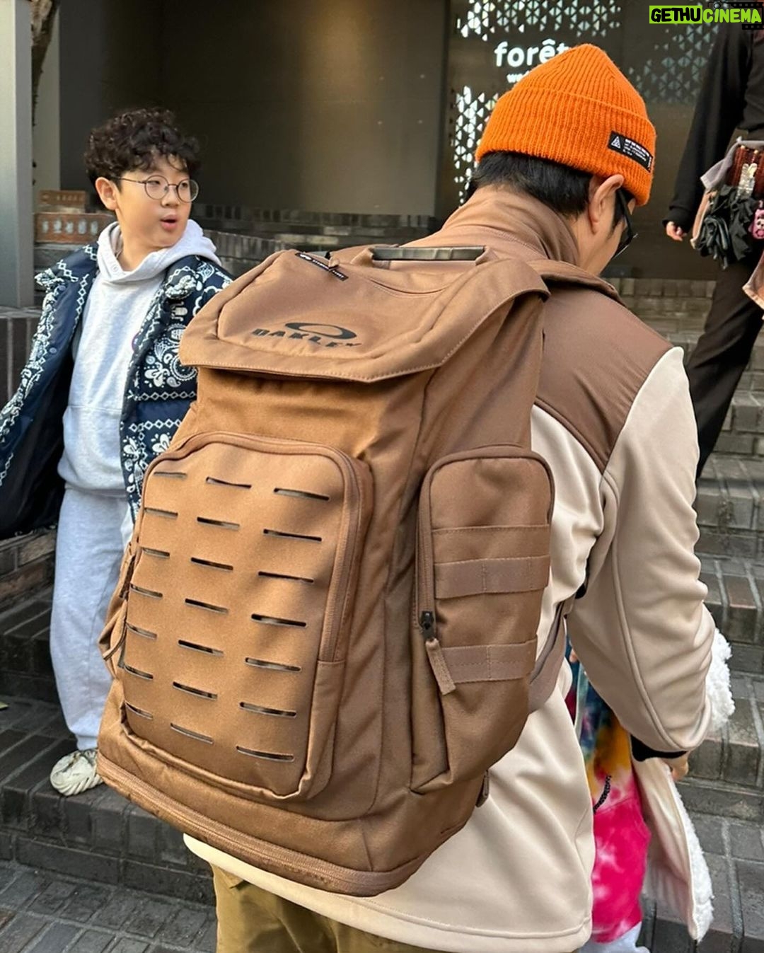 Haha Instagram - 원래 오클리가 좋았지만~ (특히,클래식 선그라스! 내돈내산!내건 구하는게 쉽지않아여~ 90년대 제품이여서요~ 어렵게 구하는거에요.. 야만야만 우리 마누라는 저팔계 안경이라고 부르지만 그 시대에선 패션 잇템이였어요! 역시 유행은 돌고도나 보네요~ ㅎㅎㅎㅎㅎ 그리고 전 특히 로드맨이 착용했던걸 조아해요~❤️) 이번에 오클리에서 절 잘봐 주셔서 잔뜩 보내주셨네요! 실제로 전 오클리 쇼핑을 자주해요~ 제 선그리 문의하시는 분들도 많으셔서 나중에 한번 오클리 선글라스 정보 한번 쫙 풀게요~~^^ 여튼. 밀리터리룩(아메리칸 스나이퍼 느낌?)비스무리하게 흉내내려다.. 실패!!!! ㅇㅈㅇㅈ ㅋㅋㅋㅋ 역시 피지컬이 중요해.. 그래도~ 하하는 겁쟁이여도 드소송 아빠는 겁쟁이아니야!❤️🔥❤️🔥 사랑해 드소송! 사랑해 오클리! #광고 인듯 광고 아닌듯 광고같은 광고~ #오클리 #하하 #크로스
