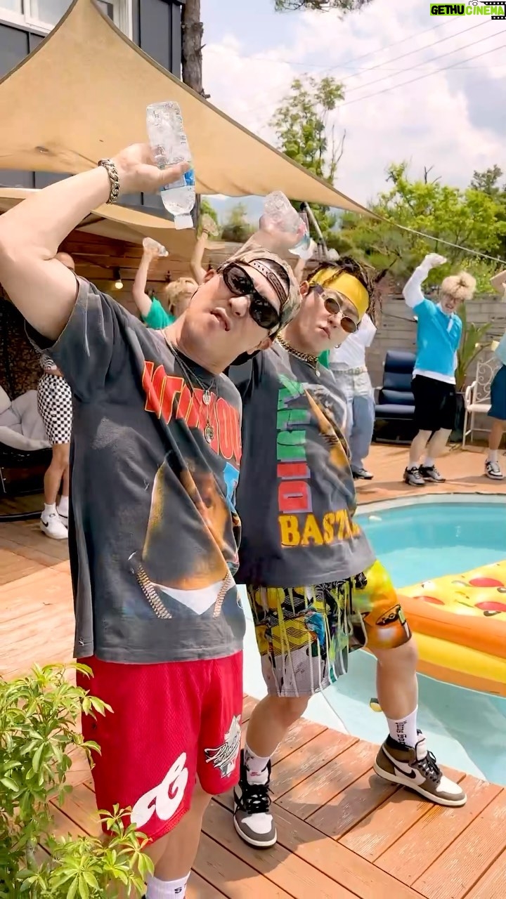 Haha Instagram - 뮤비 현장 찍먹💦 #머리물뿌려 #ICEBOTTLE #하하x유권 #하하 #haha #kiwelab #키위랩 #에메트사운드 #emetsound