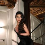 Haifa Wehbe Instagram - Peur de rien 🖤🤍 #haifawehbe #explore #paris Hôtel Marignan Champs Elysées