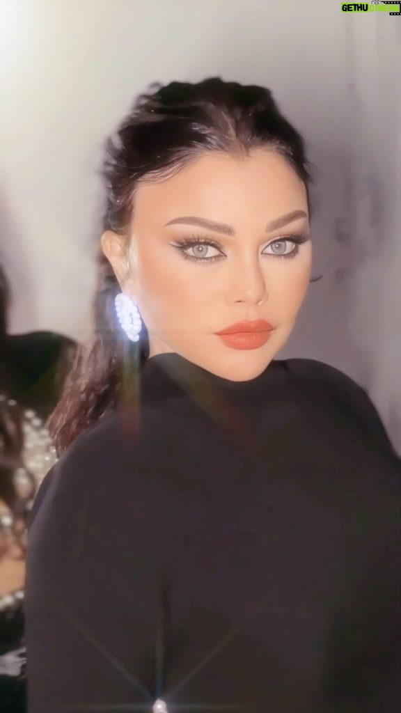 Haifa Wehbe Instagram - Once Bell hooks said: Sometimes people try to destroy you, precisely because they recognize your power , not because they don’t see it, but because they see it and they don’t want it to exist 👀🦨🖤 #bellhooks #haifawehbe #explore #هيفاء_وهبي #اكسبلور #وصلتلها