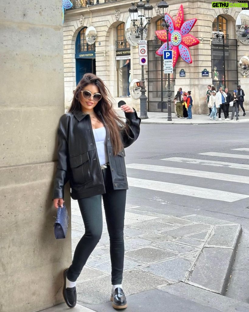 Haifa Wehbe Instagram - Salut 😎 💕💋 #haifawehbe Paris, France