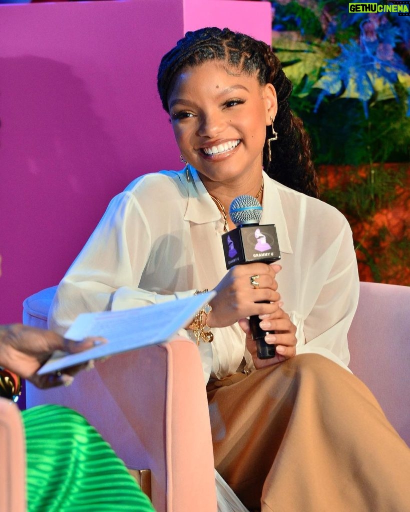 Halle Bailey Instagram - wow, yesterday was so surreal. thank you so much to @grammyu for inviting me to come speak & perform for all of the new beautiful music creatives of today. 🤍✨ i had such a blast speaking to y’all and i was so inspired by the energy in the room. also deeply grateful to @munilong (who is one of my all time inspirations!! )for coming and moderating the conversation, i felt like i learned so much from her 🥹what a great day 🎉and thank you again to grammyu for giving me the space to be myself and share my art 🤍✨i’m deeply grateful