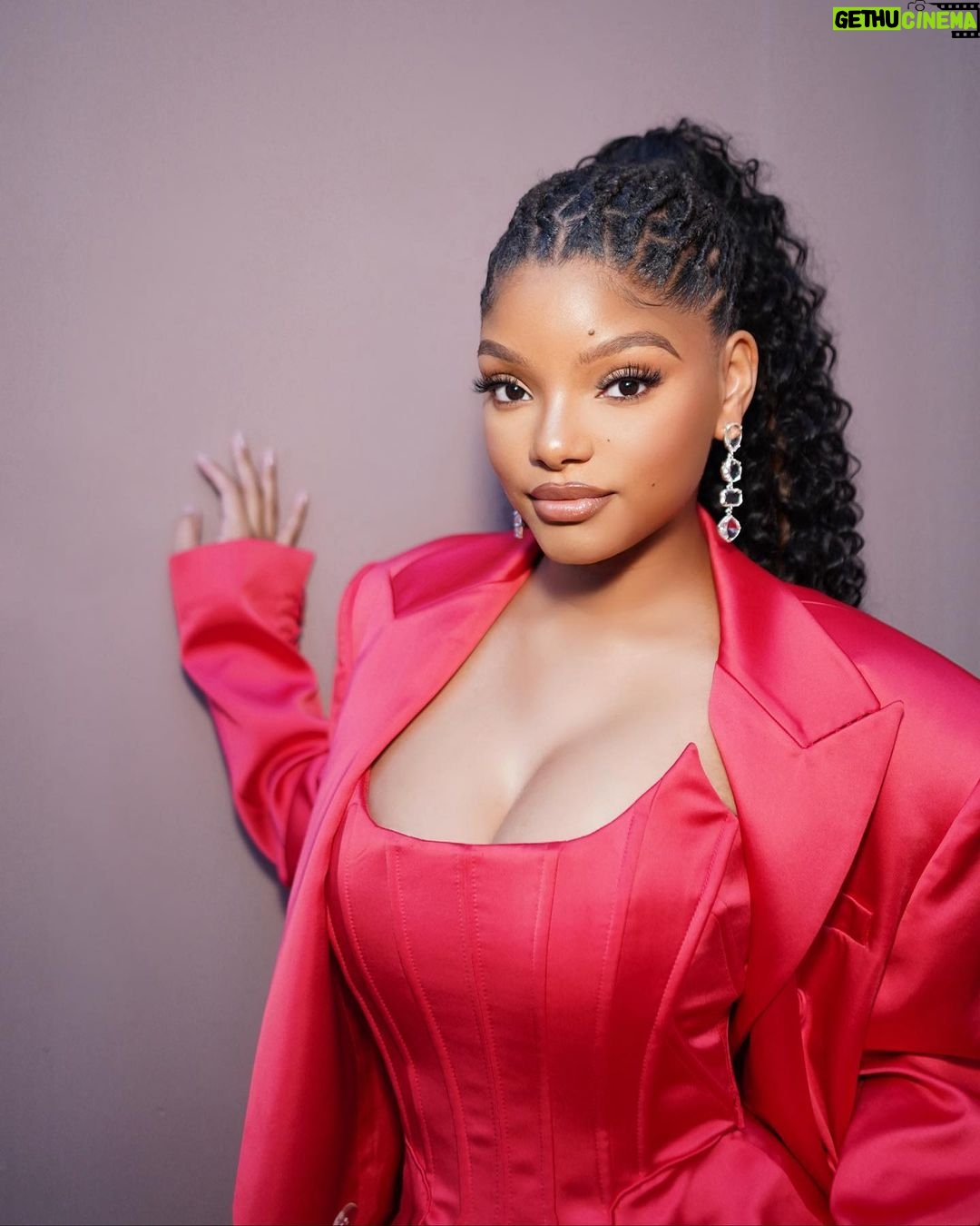 Halle Bailey Instagram - grammy week begins..✨🌹♥️