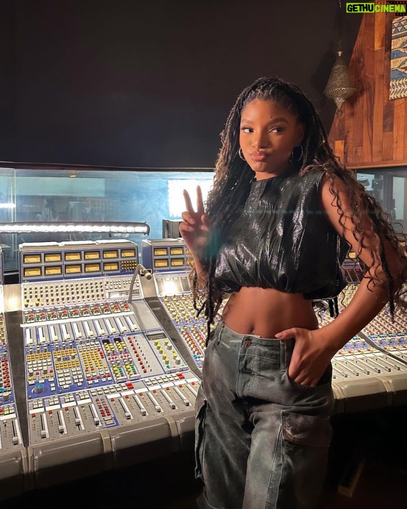 Halle Bailey Instagram - mommy 🥰♥️