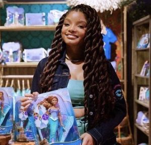 Halle Bailey Instagram - wow 🥹2023 is a year i will never ever forget ♥️looking back on this year i can’t believe this is my life, i’m so thankful to God 💕🥲also thankful to all of you for your unwavering support. let’s bring in this new year stronger than ever, life is what we make it 👼🏽❤️✨
