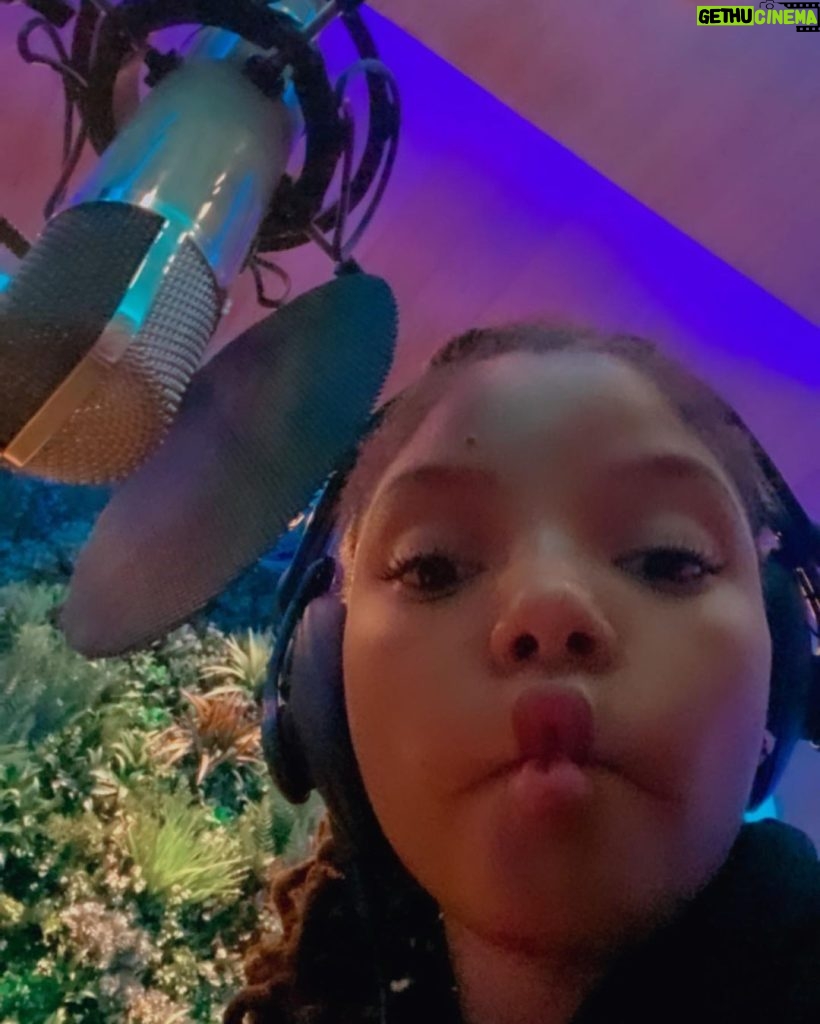 Halle Bailey Instagram - happy holidays everyone from young nettie🎄♥️✨the color purple is in theaters now ♥️✨i had such a beautiful time on the making of this film and left this set feeling so inspired by the experience 🥹✨let alone getting to write an original song for this film 🥺i’ve learned so much and my heart is filled with such gratitude.. i hope you all enjoy the movie and have a beautiful holiday with the ones you love most !! ♥️♥️
