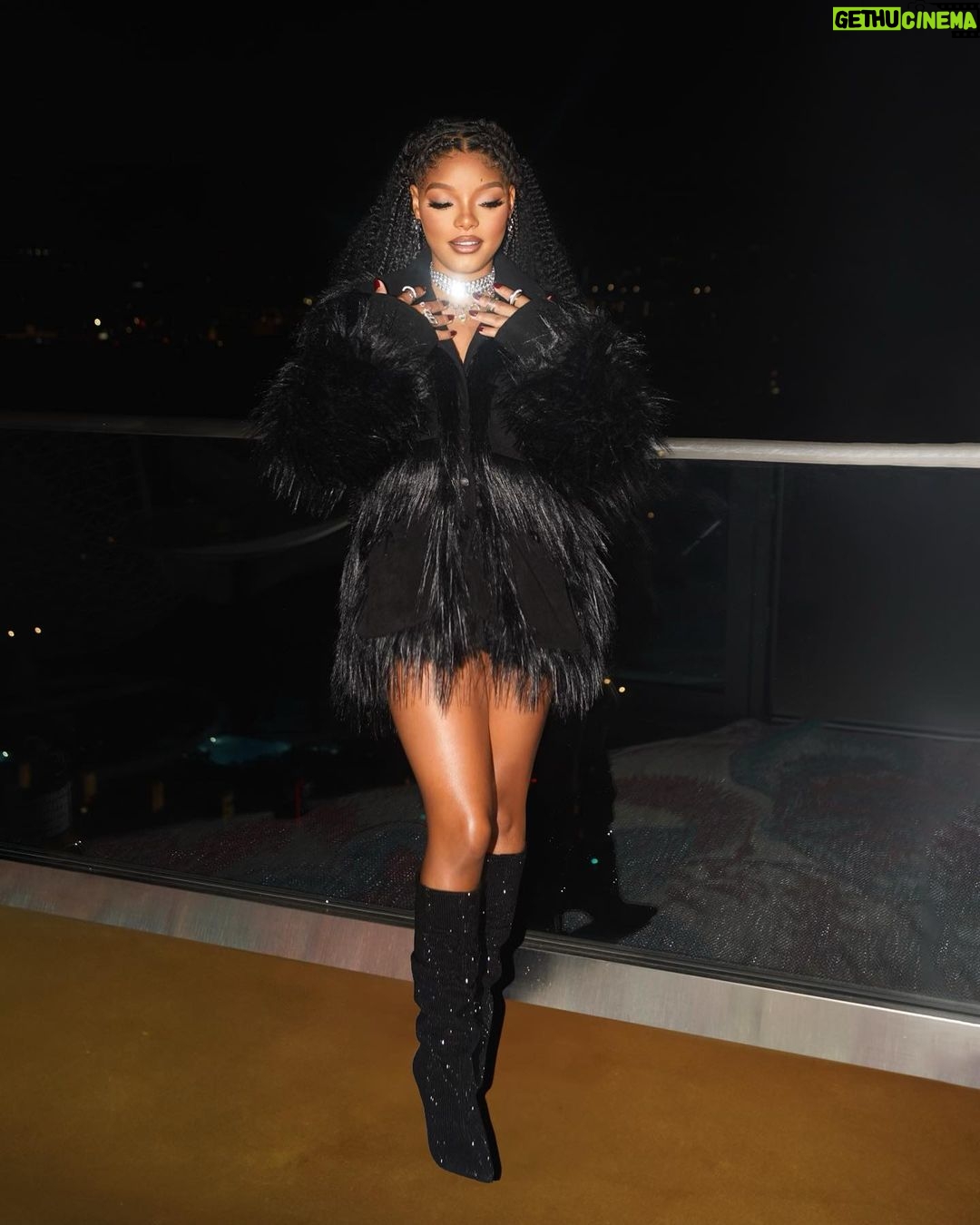 Halle Bailey Instagram - all smiles last night on the way to see the beautiful movie of renaissance!! 🖤🩶yall it’s so fantastic ðŸ˜âœ¨