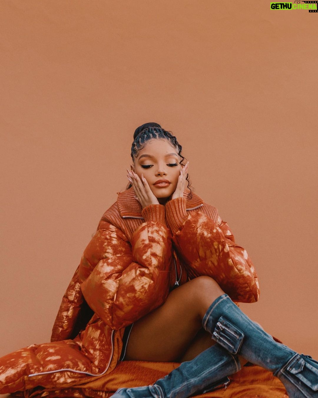 Halle Bailey Instagram - happy thanksgiving!! 🍁🍽 God bless ya’ll and your beautiful families today ♥️✨