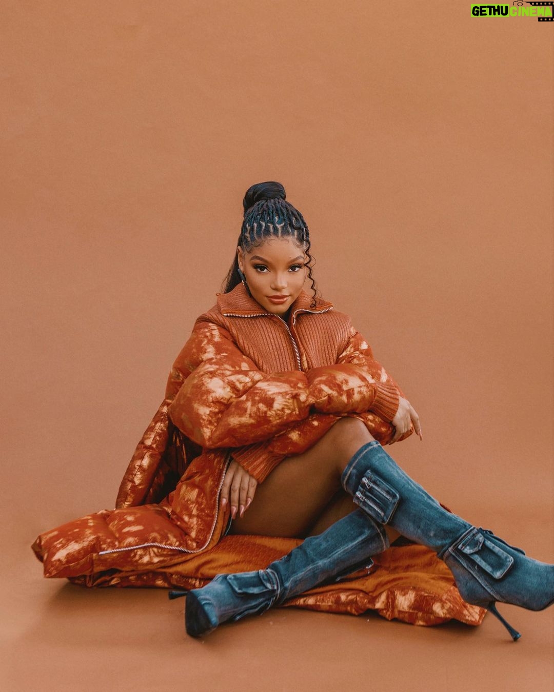 Halle Bailey Instagram - happy thanksgiving!! 🍁🍽 God bless ya’ll and your beautiful families today ♥️✨