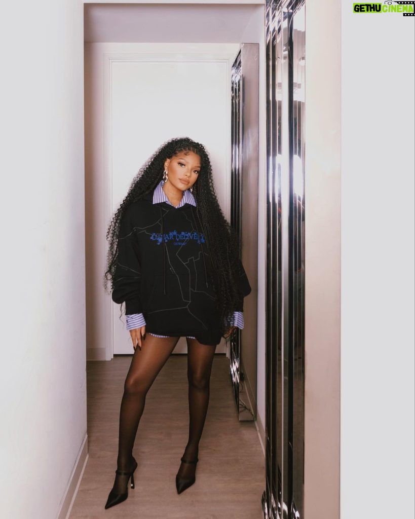 Halle Bailey Instagram - late night dinner with @off____white 🖤💙✨