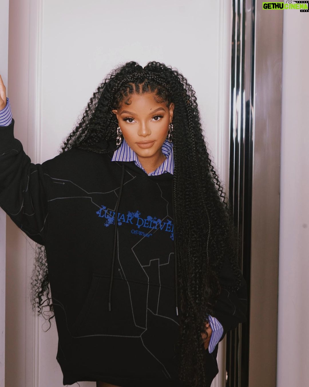 Halle Bailey Instagram - late night dinner with @off____white 🖤💙✨