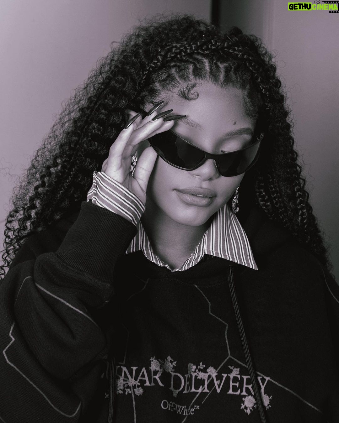 Halle Bailey Instagram - late night dinner with @off____white 🖤💙✨