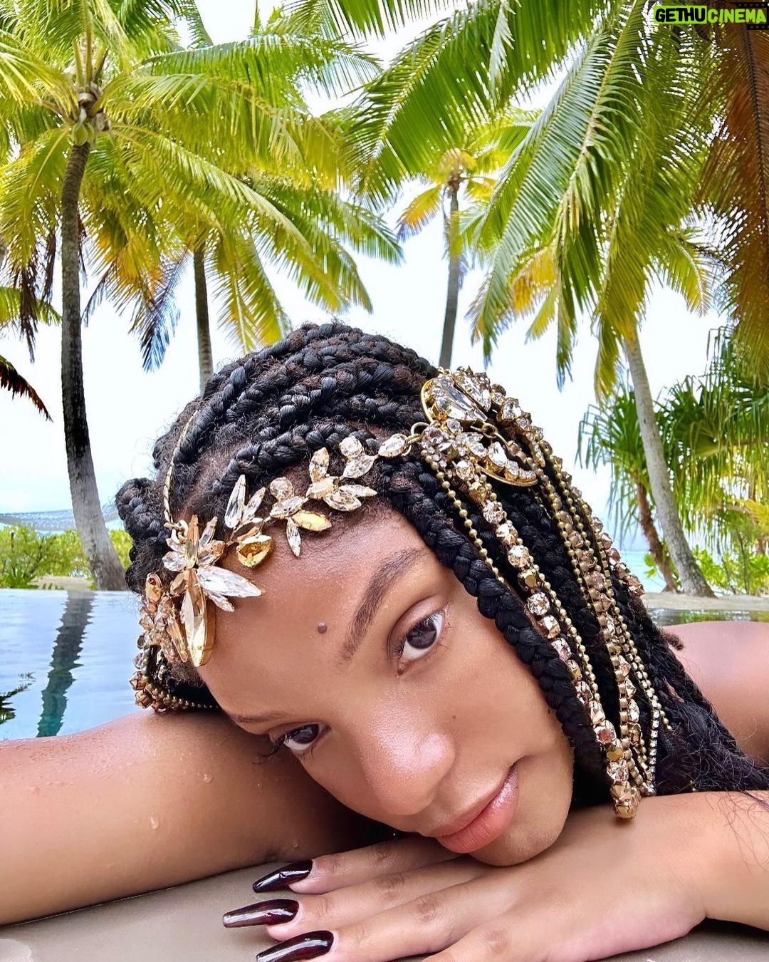 Halle Bailey Instagram - minding my business…wbu? 😇🌴✨