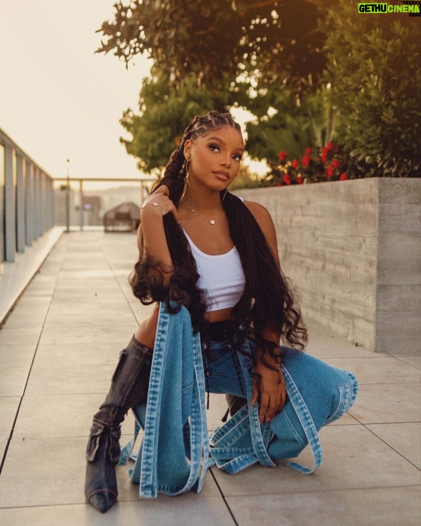 Halle Bailey Instagram - i’m so deep in my bag like a grandma with a peppermint 🤣❣🎶