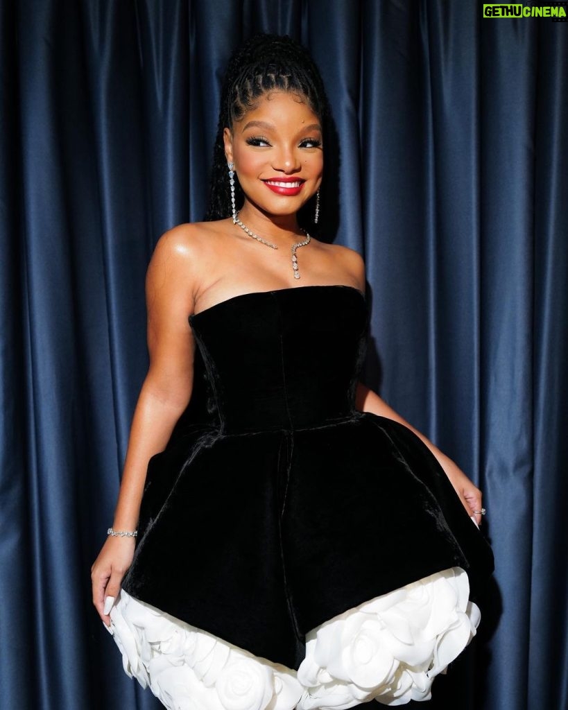 Halle Bailey Instagram - omg you guys 🥹♥what a beautiful night .. i’m so grateful that I was honored with the Glamour Woman of the Year Gen Z Game-Changer award ❣✨this is such a special honor to me and feels oh so amazing to be recognized for the work that I have put in all the years of my career. being a young woman in the spotlight is definitely not for the weak.. but because of God, my loved ones and mentors I am able to face the world everyday with my head held high.. i’m so grateful for all of the beautiful souls that continue to lift me up and guide me as I continue this blessing of a journey which is my life 🥰❤✨thank you God!!!
