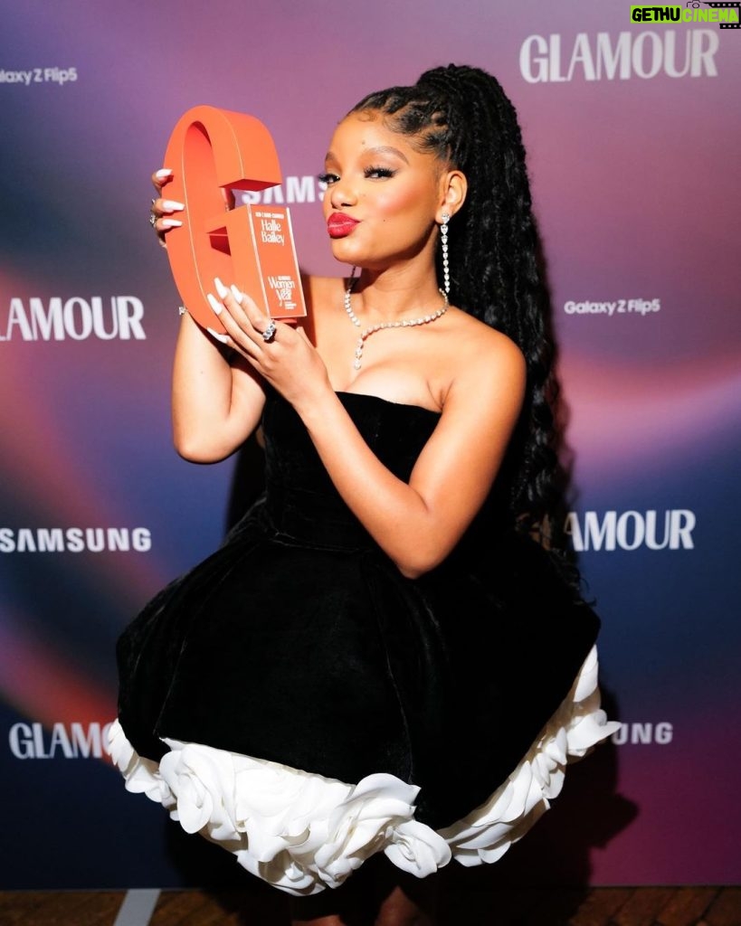 Halle Bailey Instagram - omg you guys 🥹♥what a beautiful night .. i’m so grateful that I was honored with the Glamour Woman of the Year Gen Z Game-Changer award ❣✨this is such a special honor to me and feels oh so amazing to be recognized for the work that I have put in all the years of my career. being a young woman in the spotlight is definitely not for the weak.. but because of God, my loved ones and mentors I am able to face the world everyday with my head held high.. i’m so grateful for all of the beautiful souls that continue to lift me up and guide me as I continue this blessing of a journey which is my life 🥰❤✨thank you God!!!