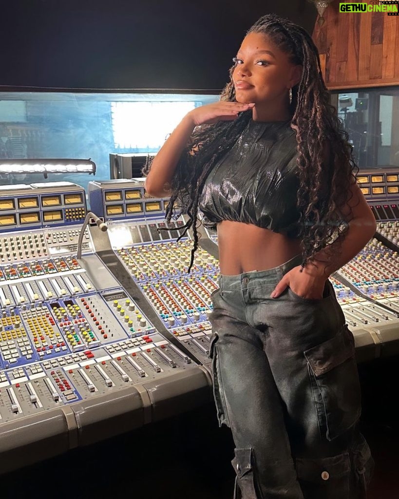 Halle Bailey Instagram - mommy 🥰♥