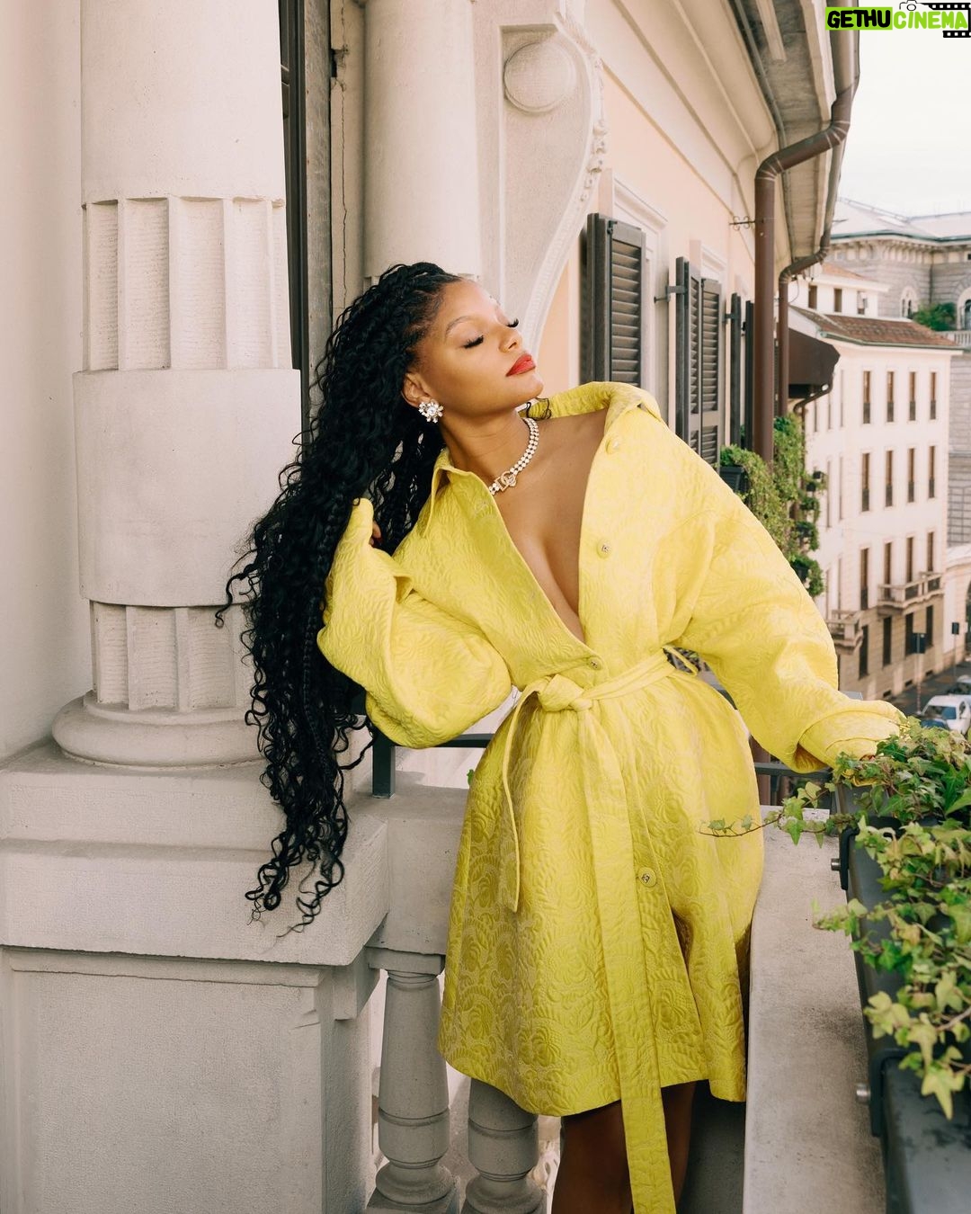 Halle Bailey Instagram - a sunny day with @dolcegabbana ☀️✨ #DGSS24 and #DolceGabbana