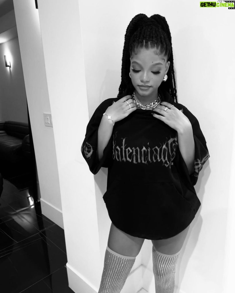 Halle Bailey Instagram - had so much fun last night for 🐝 day #RENAISSANCE ✨