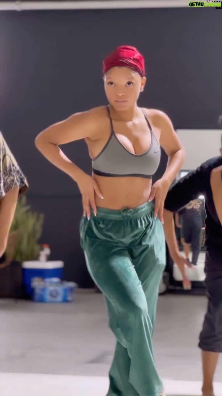 Halle Bailey Instagram - some rehearsal moments from #angel 👼🏽🤍🎶 #angel is a trending sound on here it makes me so happy 🥰keep using it!