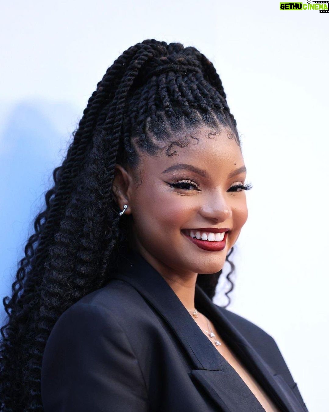 Halle Bailey Instagram - you can never go wrong with a red lip and a little black dress ❤️💎 @theofficialpandora #PandoraLabGrownDiamonds #PandoraPartner