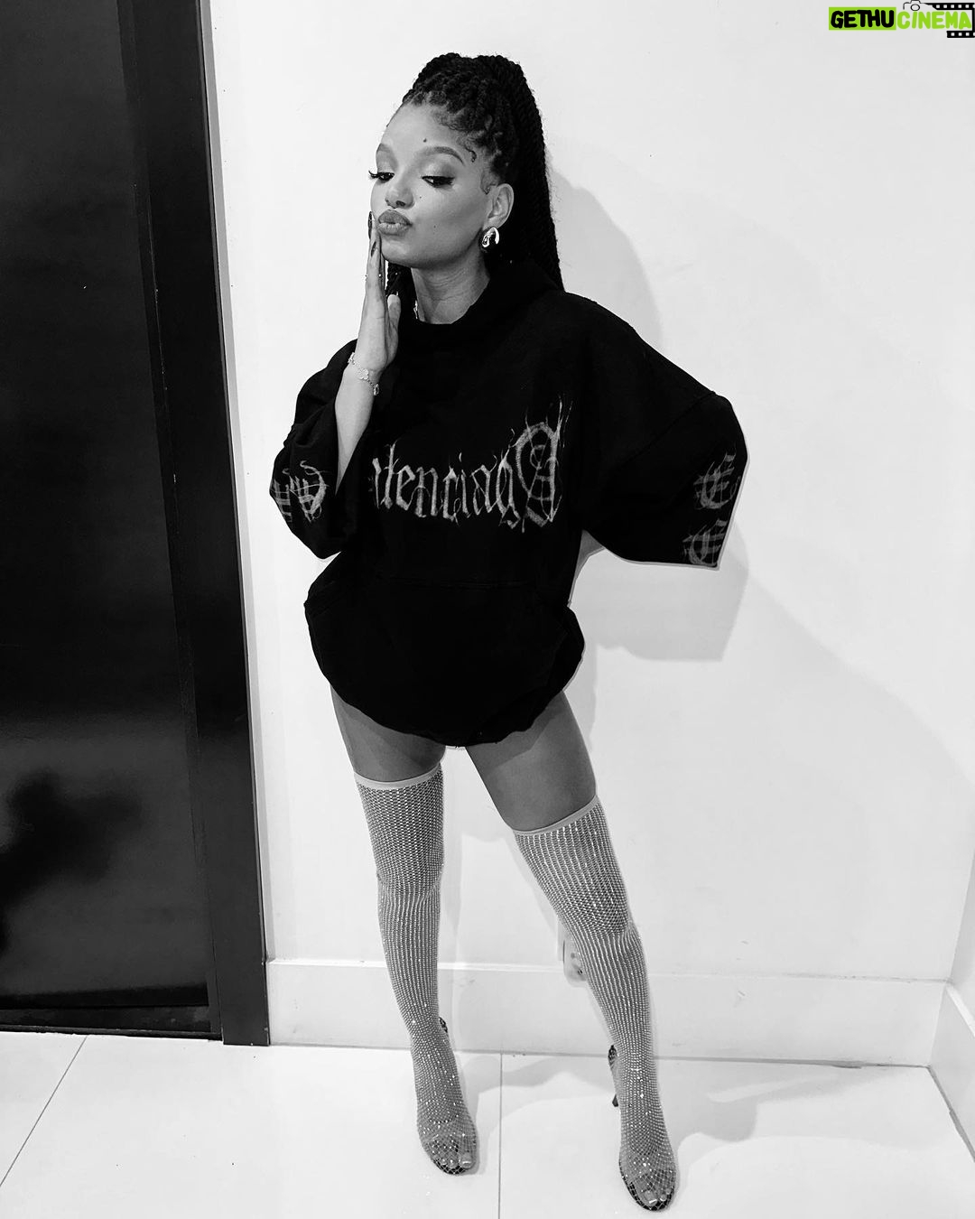 Halle Bailey Instagram - had so much fun last night for 🐝 day #RENAISSANCE ✨