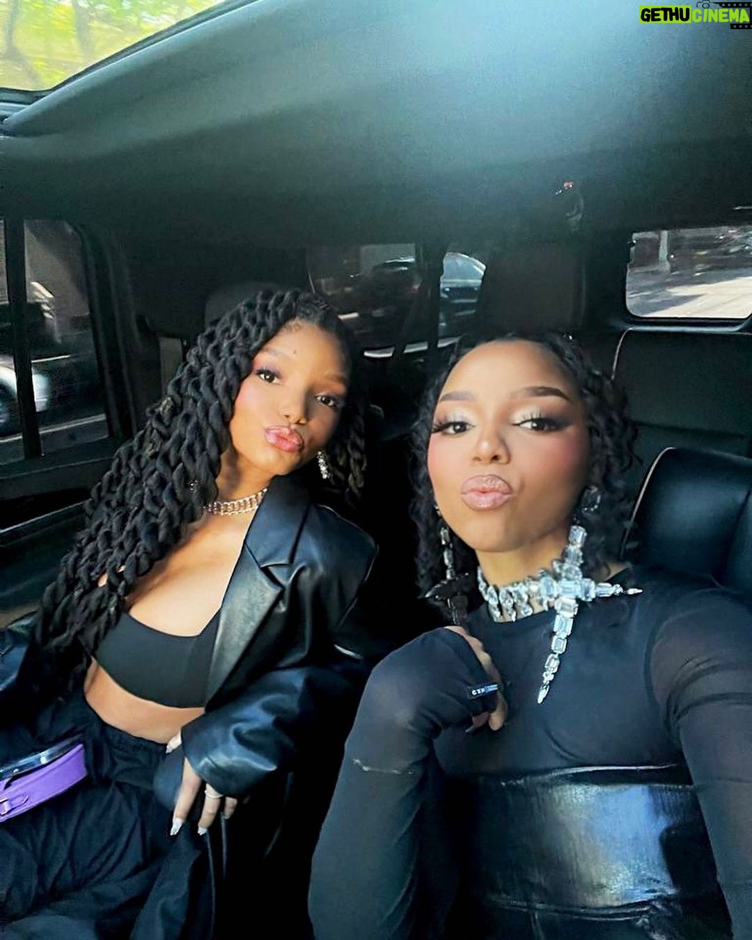 Halle Bailey Instagram - last night with @vspink ☺️🖤