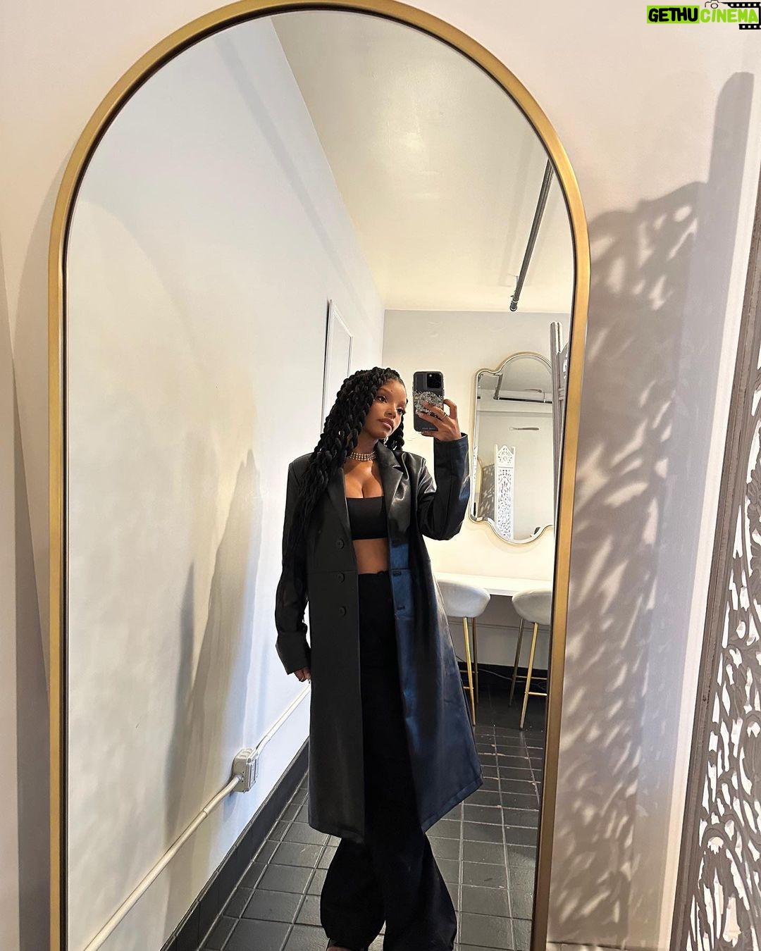 Halle Bailey Instagram - last night with @vspink ☺️🖤