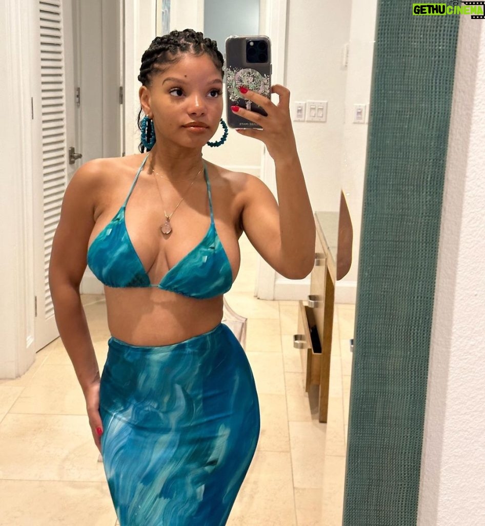 Halle Bailey Instagram - 🌊💙🦋they know you’re an angel 👼🏽