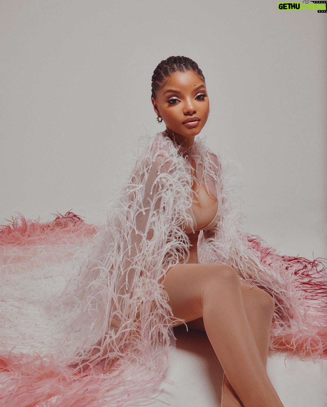 Halle Bailey Instagram - choose your fighter.. 👼🏽🥰which look is your fav from angel ? .. p.s. you guys have gotten the video to 1mil in less than 24 hours and given me my first #1 on itunes r&b ✨seriously so thankful 🥹 love you guys keep streaming 🤍