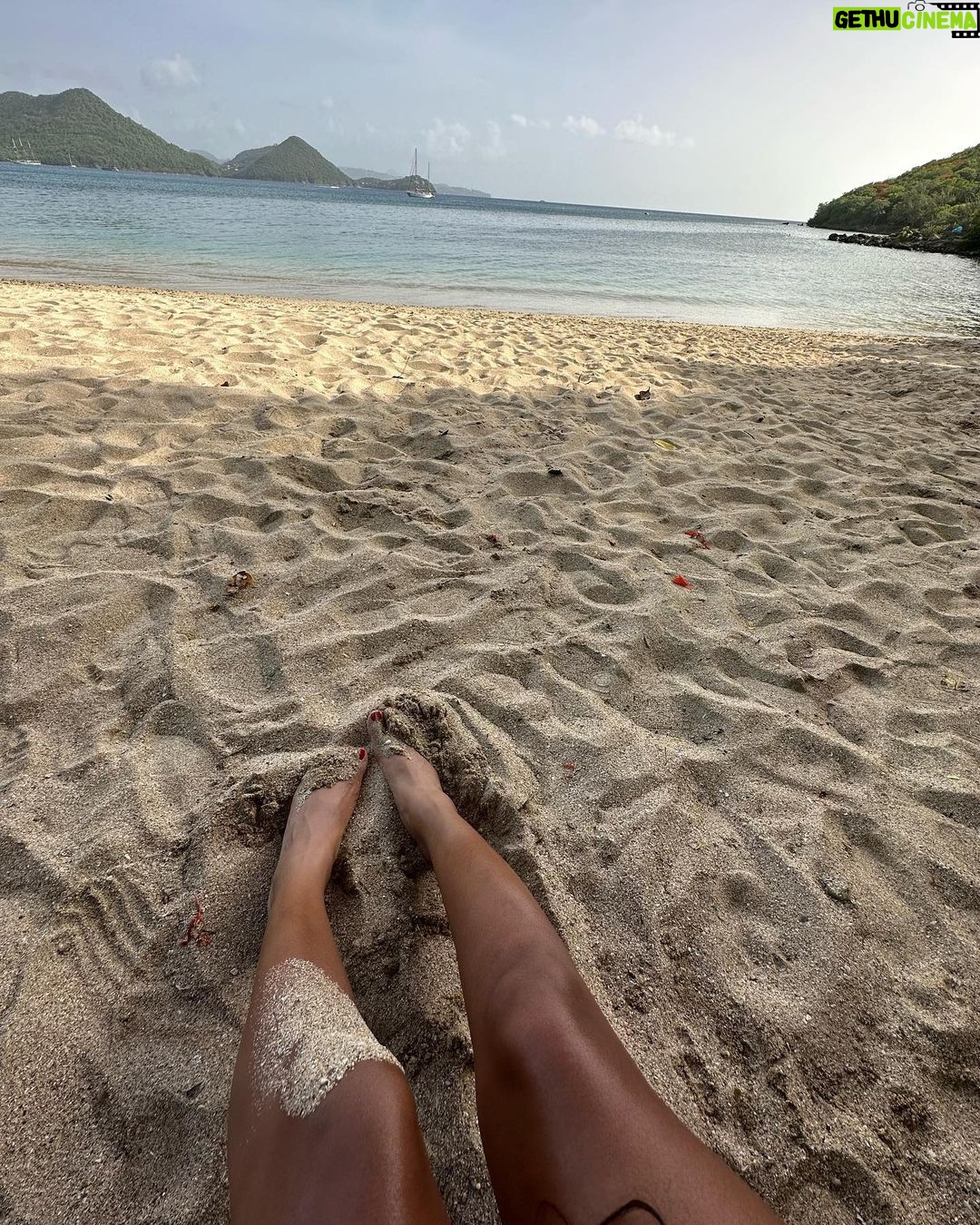Halle Bailey Instagram - happy as can be 🌻
