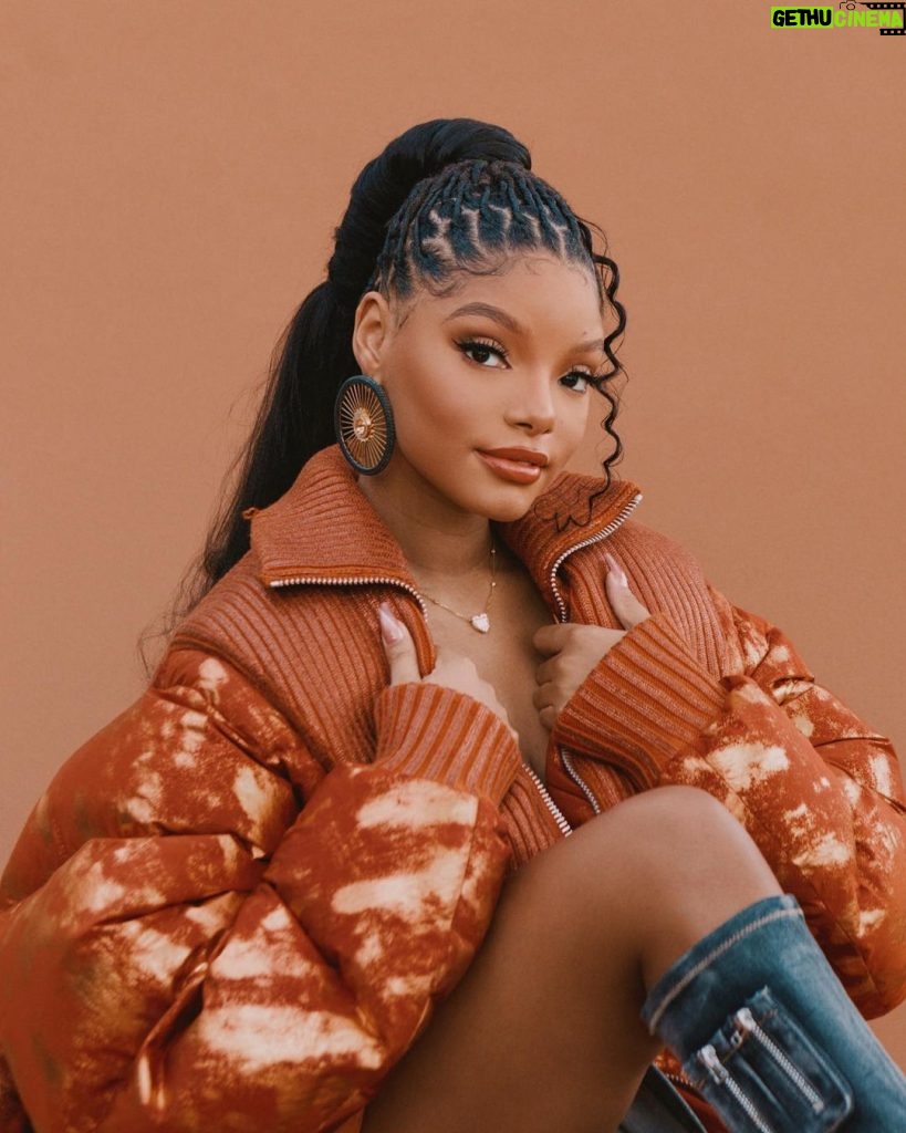 Halle Bailey Instagram - happy thanksgiving!! 🍁🍽 God bless ya’ll and your beautiful families today ♥️✨