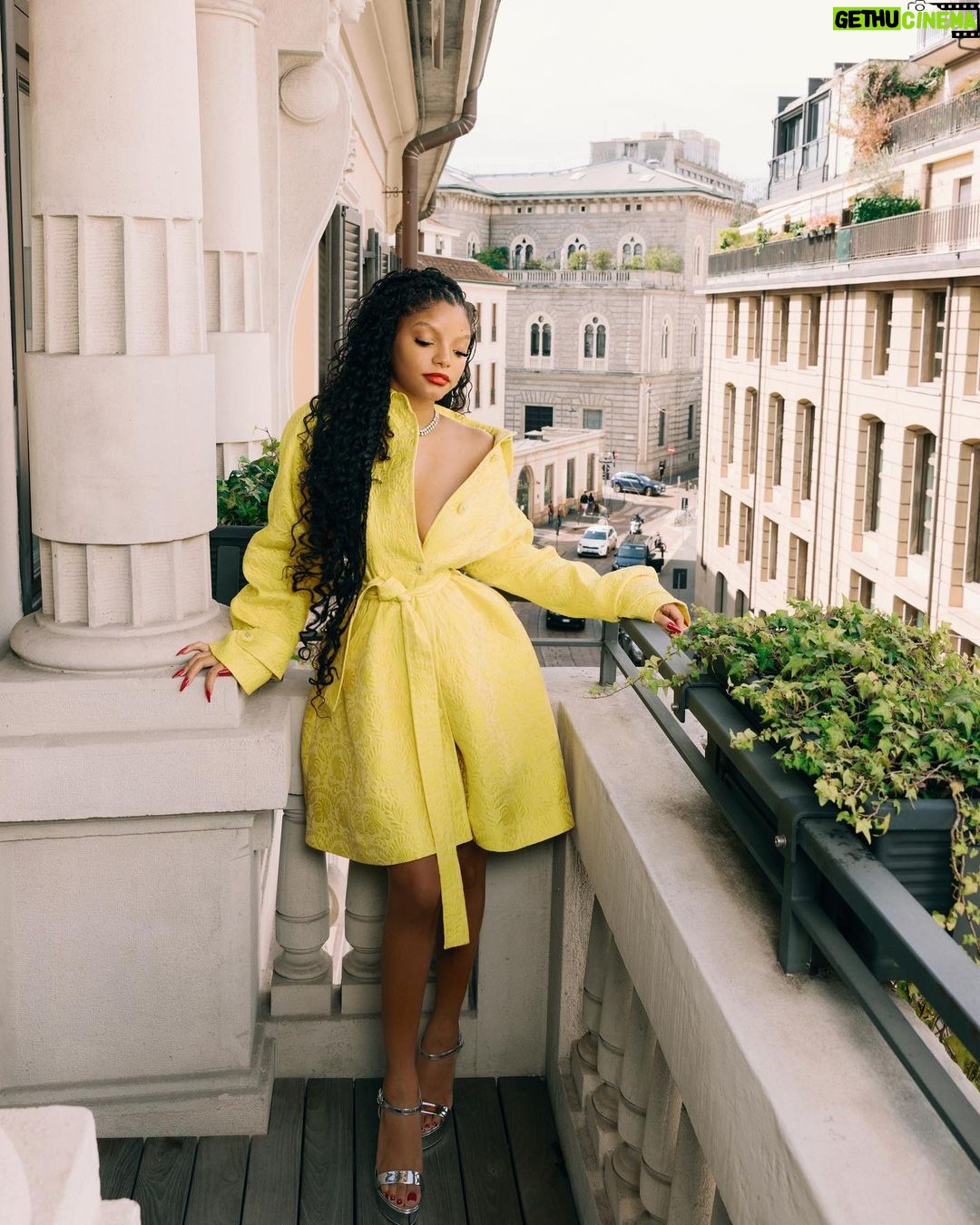 Halle Bailey Instagram - a sunny day with @dolcegabbana ☀️✨ #DGSS24 and #DolceGabbana