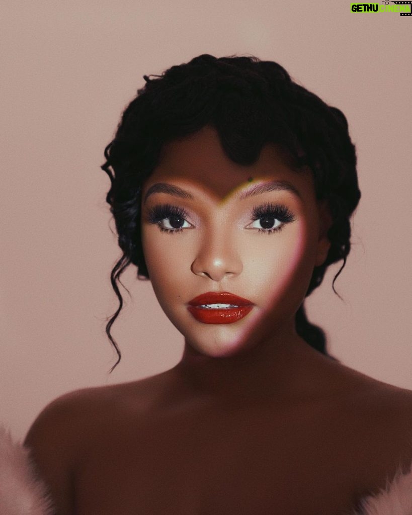 Halle Bailey Instagram - happy valentine’s day ♥♥i hope you’re spoiled rotten 🥰❤💋🌹