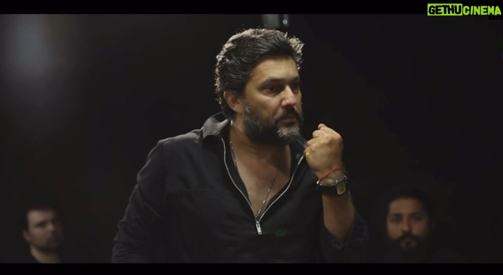 Hamed Behdad Instagram - 🎬 آموزشگاه آزاد سینمایی فرهنگ آوا برگزار میکند؛ جلسات پایانی دورهء قبل شروع ثبت نام دورهء جدید در سال ۱۴۰۳ کارگاه بازیگری با حامد بهداد شناخت درد و غریزه در نمایش و ایفای آن توسط بازیگر @kargah.ava 02126421466 02126421464 تیزر : علی اصغری @aliachachi #آموزشگاه_آزاد_سینمایی_فرهنگ_آوا #حامد_بهداد #hamedbehdad