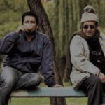 Hamed Behdad Instagram - در بهت سخن نمیتوان گفت. چون بهت از فاجعه آمده و فاجعه پدیده ای است از حدّ برون. و با کدام محاسبه ممکن بود به این پایان بندی برسیم که بزرگ سینمای ما را اینگونه به خاک و‌خون‌ بکشند؟ آنهم بر سر قصه ای کشک! از منظر من او شهید است و بزرگانی چون او که فرّ ایزدی دارند تکثیر خواهند شد. و این بظاهر بلا، منظور قتل او ، طرحی خداییست برای تولد دوبارهء سیّد داریوش مهرجویی. نیک میشناسیم و هیچش نیاز نیست بگوییم ‌وه عجب چراغی برافروخت و که بود و چه کرد. و اعم از تماشاگر و سینما گر میدانیم از او بسیار نصیب برده ، دوستش داریم.و البته او لایق این دوستی از جانب همهء ما است. او کودکی در تن عارفی سر خوش ، شکننده، خلاق و روشنگر ، صاحب آثاری عالی در سینما بود که شهری از او به وجد و خروش آمده است. و زهی جای سعادت، که چندی با او زیستیم. این ضایعه را به یارانش جناب کیمیایی، تقوایی، بیضایی، فرمان آرا و دیگر بزرگان تسلیت میگوییم و وظیفه خود میدانم به رسم امانت پیام تسلیت آقای بهروز وثوقی را به مردم و جامعه فرهنگی ایران ابلاغ نمایم. حالا در این فصل پاییزی، روزهای خوش فیلم نارنجی پوش را به یاد می آورم که در جهت تعلیم با دستهای پیرش برگ‌های زرد و خزانی را به زیر پا، میان کوچه های جمشیدیه پراکنده میساخت و با جارویی بلند، بسان سازی گرفته در مشت ، آنرا بر کف خیابان می کشید و عاشقانه از صدای خش خش آن لذت میبرد. یادش گرامی و غمش ابدی یکم آبان ماه چهار صد و دو حامد بهداد