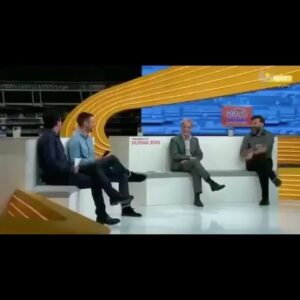 Hamed Behdad Instagram - .
اين آخرين تصوير هاييه كه از على يادمه. راستش منم مثل خيلى ها اميد داشتم معجزه اى بشه از بيمارستان سلامت برگرده خونه و بعد ها هم اگه اتفاقى ديدمش منت سرش بذارم كه نگرانمون كردى مشتى. اما نشد. دعا و اميد مردم و استغاثه هاى مادرش همه دود هوا شد و خيط و كنف تر از هميشه دوست باحالمون مفت مسلّم رفت و چه غمى رو شهر انداخت. نميدونم چرا همه حس ميكرديم على داره محكم ميجنگه و ميشه كه خوب بشه. ولى جون شو باخت و بايد بگم اين هزينهء زيادى تو روح و روان مردم گذاشت. راستش على فوتبالى بود و تو هنرى ها خيلى خودشو جا كرده بود. تو دل برو بود. من بيشتر وقتها باشگاه ديباجى ميديدمش. مدرسه فوتبال داشت و لابلاى يه مشت پسر بچه فسقلى شيطون مى لوليد. يك بار ازش پرسيدم  اينا كى ن گفت حوصله آدم بزرگارو ندارم. ارتباطش با شاگردهاش شاهكار بود.  بگو بخند و متلك و تدريس فوتبال  با هم بود. رفتنه از پشت تورى و فنس زمين بازى با هم چَخ پَخ ميكرديم و برگشتنه يه دست تكون ميداديم و يا على بهم ميرسونديم. ديروز كه خبر در گذشتش و شنيدم سنگ رو يخ شدم. نميدونستم چى بگم. اينجور وقتها يقه كيو ميشه گرفت. آخه چرا؟  با خودم فكر كردم اصلاً نميتونم غم بريزم تو دلم. بس كه امسال عزيزامون رفتن ديگه جون عزا نداشتم. فورا همين برنامه اش يادم اومد. گشتم فيلم شو پيدا كردم با قش قش خنده ها ش خنديدم. ديدم دواى درد  اين ندونم كارى ها و ماسك نزدنها ، بى احتياطى ها ، واكسن نخريدن ها و پر پر شدنش خنده هاى خودشه. چند بار پشت سر هم تصوير  دلغشه هاشو ديدم و خنديدم. ولى يهو وسط خنده بغضم تركيد. ميدونستم  از يه چيزى بهمون برخورده. مرگ على انصاريان همينجورى ساده نيست. مرگ پورحسينى ، كامبوزيا ، جليلوند ، ميناوند همينطورى نيست. اينا سرمايه مردم ن. مردم بعدها سئوال دارن مطالبه ميكنن. البته ميشه هم گذاشت پاى روزگار. كه اگه اينه ، روزگار خيلى وقته همينه و لعنت بهش. من اين تصوير خنده هاى  على و ميذارم تو صفحه م كه با قهقه ها ش بخنديم و به لحظه هاى خوشش فكر كنيم. روحش در آرامش و عشق الهى. 

#مهرداد_میناوند #علی_انصاریان #چنگیز_جلیلوند #پرویز_پورحسینی #کامبوزیا_پرتوی #حجت_الله_نجفپور #رحمان_گواهی #کریم_اکبری_مبارکه 
#داریوش_سالاری #خسرو_پایاب #اکبر_عالمی #خسرو_سینایی #همایون_رضا_عطاردی #عیسی_رستمی_افین #علیرضا_راهب #غضنفر_بالی_لاشک #مصطفی_سهرابی 
#حامد_بهداد
#حامدبهداد
#hamedbehdad