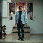 Hamed Behdad Instagram - . تیزر قسمت سی و نهم سریال دل منتشر شد . سریال دل به کارگردانی منوچهرهادی و تهیه‌کنندگی جواد فرحانی هر چهارشنبه در شبکه نمایش خانگی عرضه می شود . عوامل سریال عبارتند از ‎بازیگران ‎حامد بهداد - ساره بیات - یکتا ناصر - کوروش تهامی - باحضور سعید راد-بیژن امکانیان - افسانه بایگان-نسرین مقانلو - مهدی کوشکی - علی سخنگو - باهنرمندی مهراوه شریفی نیا - لیلا زارع و بهرام افشاری حمیدرضا نعیمی-تینو صالحی - سارا نجفی - حسین عرب -محمد حسن معینی و با حضور افتخاری مریم سعادت . نویسندگان : بابک کایدان- میثم کایدان . مجری طرح و جانشین تهیه کننده : سعید خندق آبادی . مدیر فیلم برداری : محمد افسری تدوین : موحد شادرو موسیقی : بابک زرین طراح صحنه : رضا مهدی زاده طراح چهره پردازی : امید گل زاده طراح لباس : آرتا ماهان طراح وترکیب صدا : امیرحسین صادقی مدیر صدابرداری: وحید دوزنده مدیران تولید : رایموند رسولی - حسن محمدی آرش دستیار تهیه کننده : سعید قلوبی مدیر برنامه ریزی : نغمه نظری دستیار اول کارگردان : علی سخنگو دستیار اول فیلم برداری : محمد کریمی دستیار دوم کارگردان : شهاب محسن نژاد منشی صحنه : بهاره حسینی مدیر تدارکات : کاظم نامنی ‎تصحیح رنگ : سامان مجد وفایی ‎جلوه های ویژه بصری : حسن نجفی عکاس : معین باقری کارگردان پشت صحنه : مهدی کریمی طراح لوگو : محمد روح الامین . ساخت تیزر: محمد ابراهیم هادی @mohammadebrahimhadiii . ‎ #دل #سریال_دل #مجموعه_دل #منوچهر_هادی #حامد_بهداد #ساره_بیات #یکتا_ناصر #کوروش_تهامی #سعید_راد #بیژن_امکانیان #افسانه_بایگان #نسرین_مقانلو #بهرام_افشاری #مهراوه_شریفی_نیا #لیلا_زارع #مهدی_کوشکی #علی_سخنگو#تینوصالحی#سارانجفی #محمدحسن_معینی#حمیدرضانعیمی#مریم_سعادت# ‎ فیلیمو #نماوا #عاشقانه #عشق# -------------------------------------------------------------- @Dell_Series @Manouchehrhadii @Behdad_Hamed @SarehBayat_ @Yekta_Nasser @KooroshTahami @Saeed_Rad_Actor @BijanEmkanian @Baygan_Afsaneh @NasrinMoghanloo @bahramafshariofficial @Mehraveee @LeilaZare80 @Mehdi_Koushki @AliSokhangoo @saranajafi136322 @tinosalehi @hamidreza_naeimiii @mohammadhasan_moeini