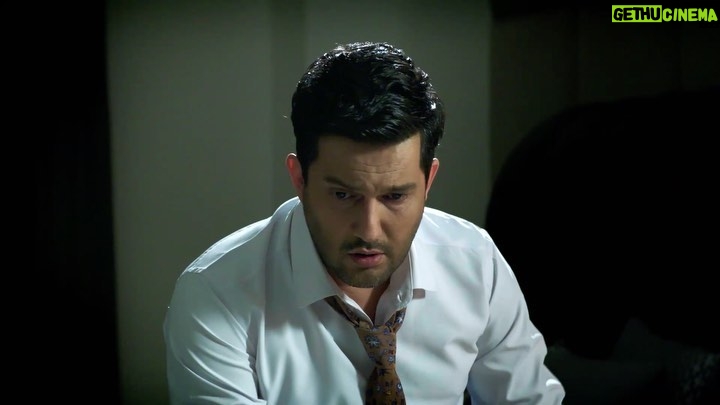 Hamed Behdad Instagram - . تیزر قسمت سی و هفتم سریال دل منتشر شد سریال دل به کارگردانی منوچهرهادی و تهیهکنندگی جواد فرحانی هر چهارشنبه در شبکه نمایش خانگی عرضه می شود عوامل سریال عبارتند از بازیگران حامد بهداد - ساره بیات - یکتا ناصر - کوروش تهامی - باحضور سعید راد-بیژن امکانیان - افسانه بایگان-نسرین مقانلو - مهدی کوشکی - علی سخنگو - باهنرمندی مهراوه شریفی نیا - لیلا زارع و بهرام افشاری حمیدرضا نعیمی-تینو صالحی - سارا نجفی - حسین عرب -محمد حسن معینی و با حضور افتخاری مریم سعادت نویسندگان : بابک کایدان- میثم کایدان مجری طرح و جانشین تهیه کننده : سعید خندق آبادی مدیر فیلم برداری : محمد افسری تدوین : موحد شادرو موسیقی : بابک زرین طراح صحنه : رضا مهدی زاده طراح چهره پردازی : امید گل زاده طراح لباس : آرتا ماهان طراح وترکیب صدا : امیرحسین صادقی مدیر صدابرداری: وحید دوزنده مدیران تولید : رایموند رسولی - حسن محمدی آرش دستیار تهیه کننده : سعید قلوبی مدیر برنامه ریزی : نغمه نظری دستیار اول کارگردان : علی سخنگو دستیار اول فیلم برداری : محمد کریمی دستیار دوم کارگردان : شهاب محسن نژاد منشی صحنه : بهاره حسینی مدیر تدارکات : کاظم نامنی تصحیح رنگ : سامان مجد وفایی جلوه های ویژه بصری : حسن نجفی عکاس : معین باقری کارگردان پشت صحنه : مهدی کریمی طراح لوگو : محمد روح الامین . ساخت تیزر: محمد ابراهیم هادی @mohammadebrahimhadiii . #دل #سریال_دل #مجموعه_دل #منوچهر_هادی #حامد_بهداد #ساره_بیات #یکتا_ناصر #کوروش_تهامی #سعید_راد #بیژن_امکانیان #افسانه_بایگان #نسرین_مقانلو #بهرام_افشاری #مهراوه_شریفی_نیا #لیلا_زارع #مهدی_کوشکی #علی_سخنگو#تینوصالحی#سارانجفی #محمدحسن_معینی#حمیدرضانعیمی#مریم_سعادت# فیلیمو #نماوا #عاشقانه #عشق# -------------------------------------------------------------- @Dell_Series @Manouchehrhadii @Behdad_Hamed @SarehBayat_ @Yekta_Nasser @KooroshTahami @Saeed_Rad_Actor @BijanEmkanian @Baygan_Afsaneh @NasrinMoghanloo @bahramafshariofficial @Mehraveee @LeilaZare80 @Mehdi_Koushki @AliSokhangoo @saranajafi136322 @tinosalehi @hamidreza_naeimiii @mohammadhasan_moeini