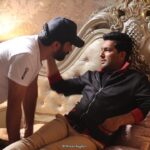 Hamed Behdad Instagram - باتفاق منوچهر هادى عزيز پشت صحنهء دل #حامدبهداد #حامد_بهداد #hamedbehdad